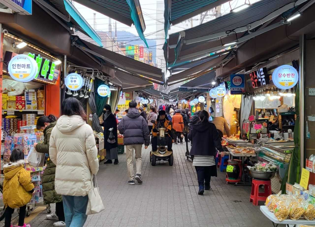 관악구 한 전통시장에서 주민들이 장을 보고 있다.