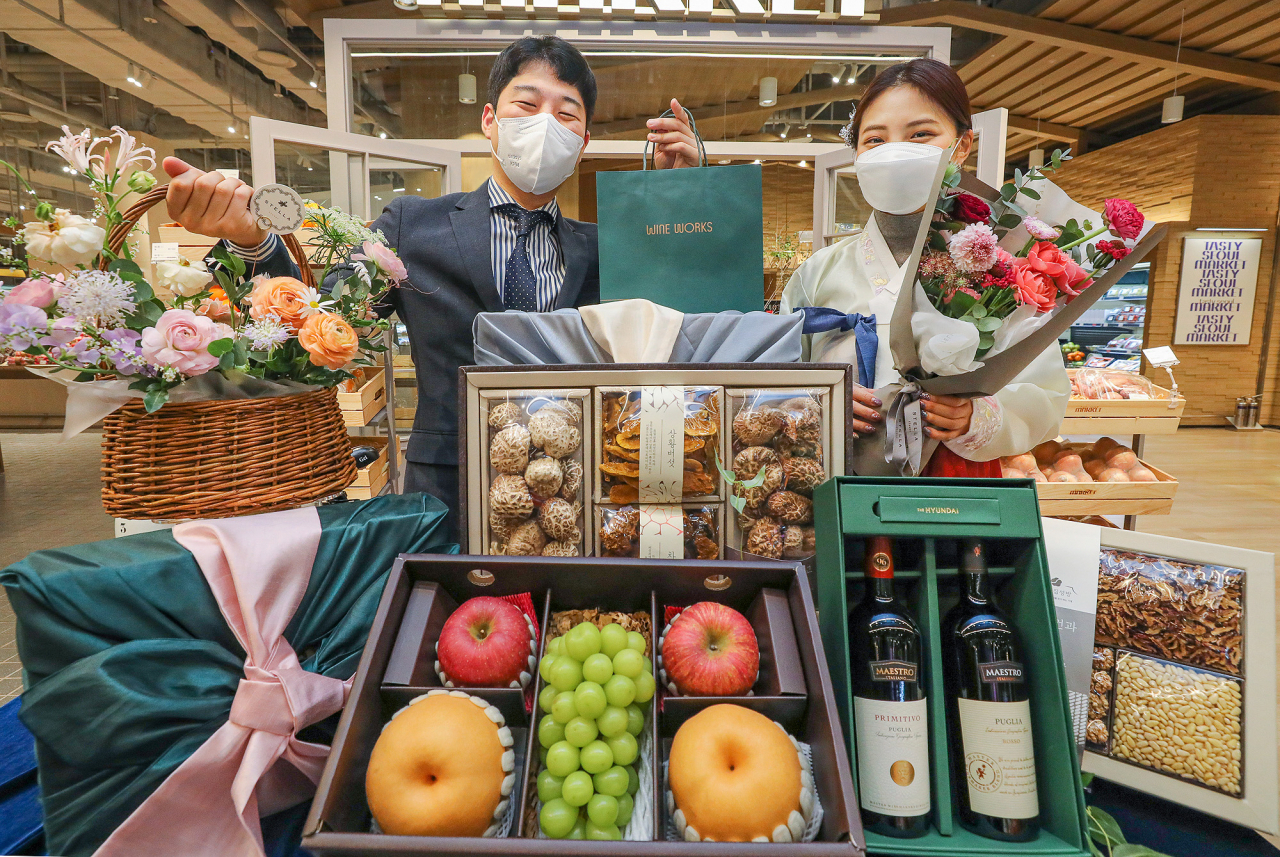현대백화점은 선물세트를 직접 들고가는 ‘핸드캐리’ 고객들을 겨냥해 꽃·와인 등 설 선물세트를 최대 30% 할인 판매한다.[현대백화점 제공]