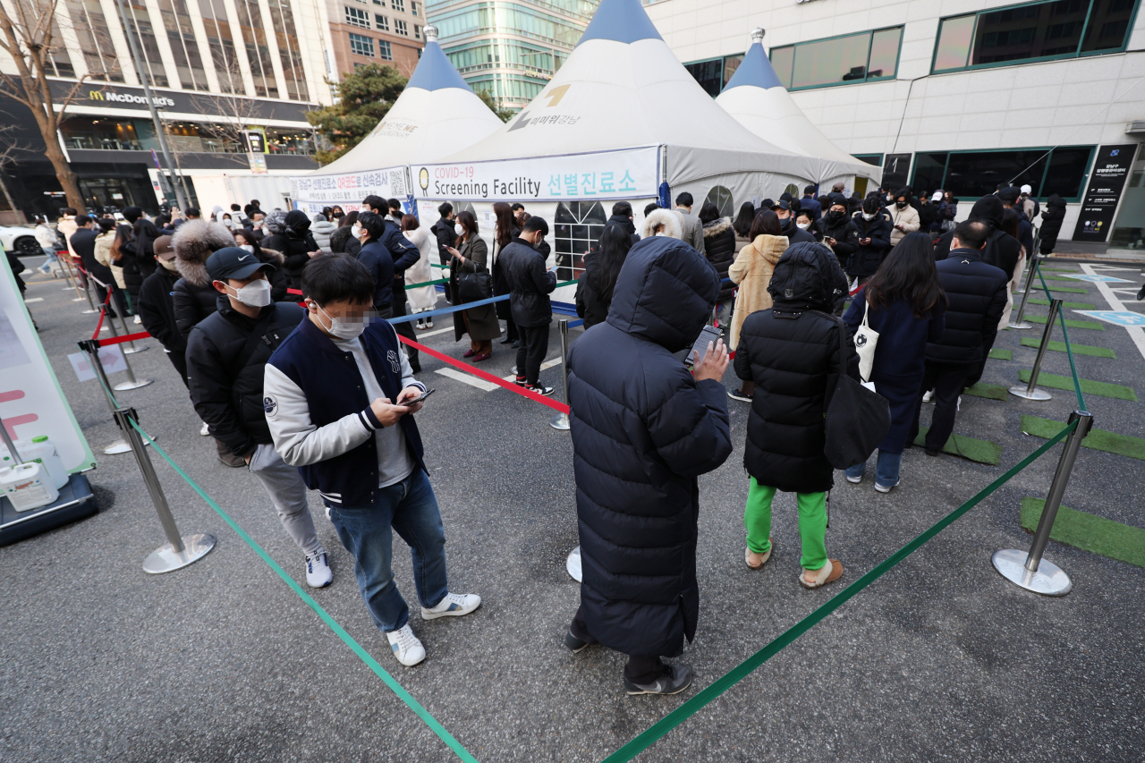 〈이 기사는 2022년 01월 26일 10시 00분부터 사용할 수 있습니다. 고객사의 제작 편의를 위해 미리 송고하는 것으로, 그 이전에는 절대로 사용해서는 안됩니다. 엠바고 파기시 전적으로 귀사에 책임이 있습니다.〉 오미크론 확산으로 신규 확진자 수가 처음으로 1만명을 넘어선 26일 오전 서울 강남구보건소 선별진료소에서 피검자들이 줄을 서 있다. 이날 0시 기준으로 신규 확진자는 1만3천12명이 발생했다. [연합]