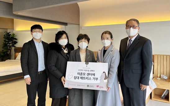 정현철 대명소노시즌 상무(왼쪽부터)와 김삼재 대명복지재단 국장(오른쪽)이 미혼모 보호시설인 도담하우스의 이청자 원장(가운데) 등 관계자들에게 침대 프레임과 매트리스를 전달했다.[대명소노시즌 제공]