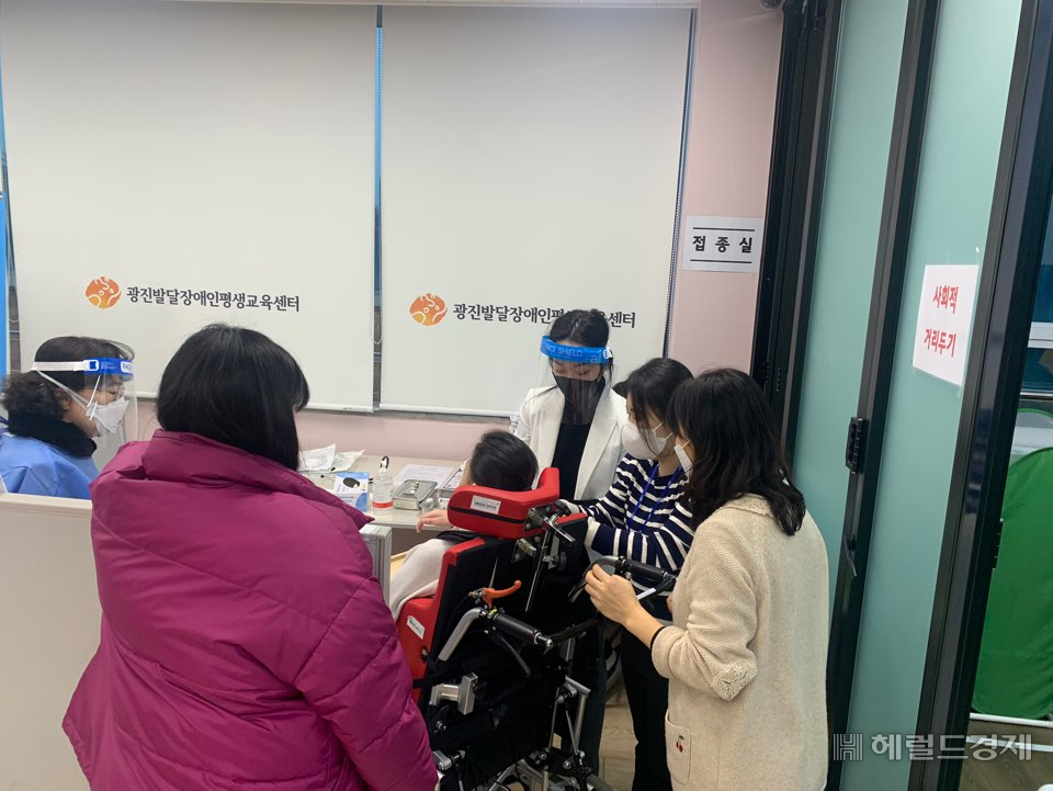 광진구 의료진들이 광진발달장애인평생교육센터를 찾아 발달장인들에게 코로나 19 백신을 접종하고 있다. [광진구]
