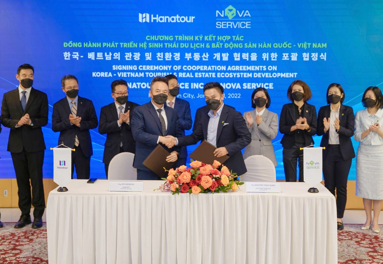 유봉기 하나투어 베트남법인장(사진 왼쪽)과 응웬 띠 뚜이 즈엉 노바 그룹 부회장(오른쪽)이 전략적 업무제휴를 위한 양해각서 체결 후 기념촬영을 하고 있다.