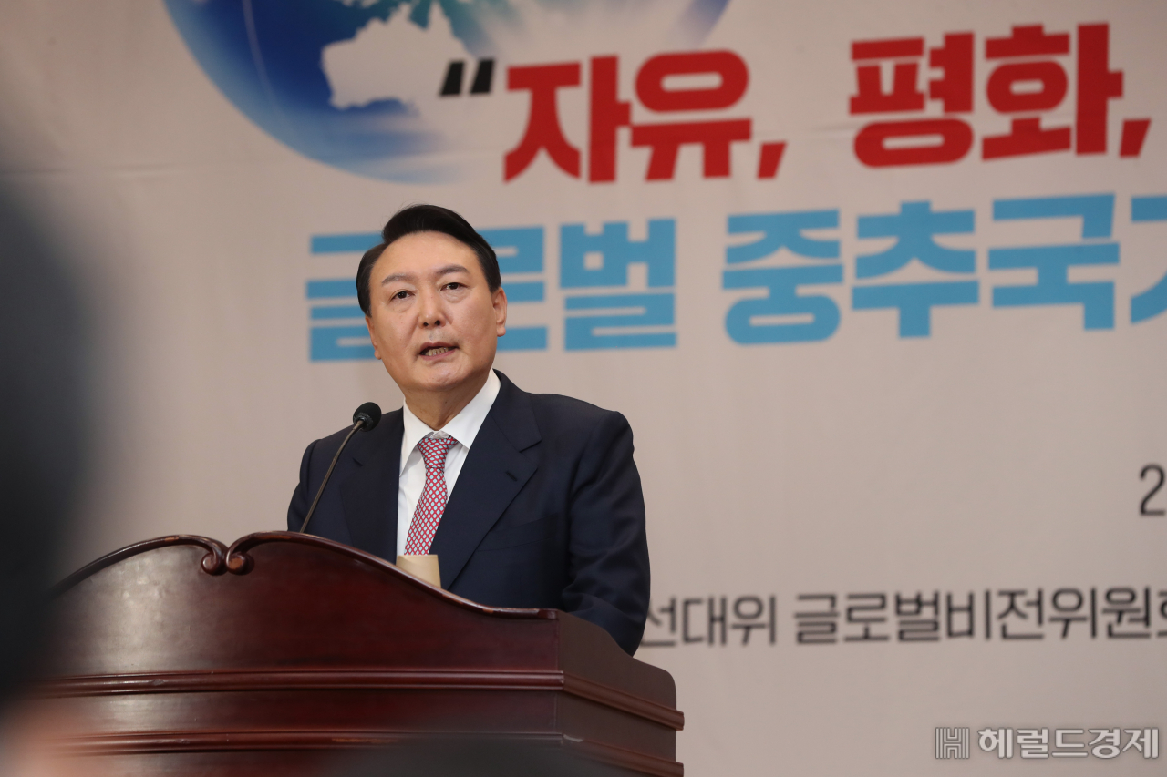 윤석열 국민의힘 대선 후보가 26일 서울 여의도 국회 의원회관에서 열린 중앙선대본부 글로벌비전위원회 주최 정책토론회에서 인사말을 하고 있다. 이상섭 기자