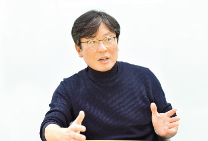 넷플릭스 ‘망 무임승차’ 문제를 놓고 진행 중인 법정 공방의 의미에 대해 설명하고 있는 조영훈 SK브로드밴드 커뮤니케이션 담당. [SK브로드밴드 제공]