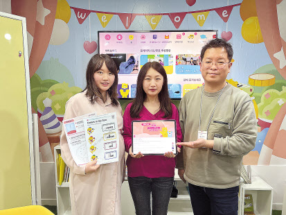 LG유플러스 아이들나라 마케팅을 책임지고 있는 멤버들이 워크시트지와 유플맘살롱 카페를 소개하고 있다. 좌측부터 김민지 책임, 김현주 책임, 원광동 팀장.