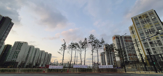 26일 서울부동산정보광장에 따르면 전날 오후 기준 1월의 서울 아파트 거래량은 380건, 빌라 거래량은 1008건으로 집계돼 약 3배 차이가 나는 것으로 조사됐다. 아파트 거래량이 단 2건에 불과한 도봉구에서 빌라 거래량은 37건으로 18배 더 많았다. 사진은 송파구 내 주택가 전경. [헤럴드경제DB]