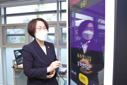 임혜숙 과학기술정보통신부 장관이 지난해 5월 서울 종로구 종로노인종합복지관의 디지털배움터를 둘러보고 있는 모습. [과학기술정보통신부 제공]
