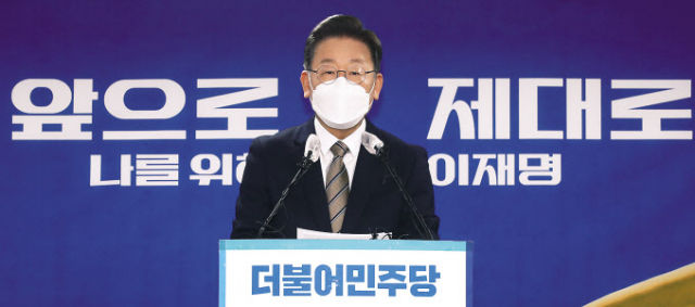 이재명 더불어민주당 대선 후보가 26일 오전 서울 여의도 당사에서 기자회견을 열고 정치혁신 구상을 발표하고 있다. 이상섭 기자