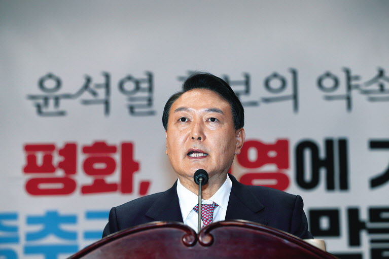 윤석열 국민의힘 대선후보가 26일 오전 국회에서 중앙선거대책본부 글로벌비전위원회 주최로 열린 ‘자유·평화·번영에 기여하는 글로벌 중추국가 ’정책 토론회에 참석해 인사말을 하고 있다. 이상섭 기자