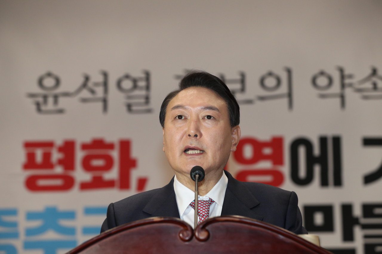 윤석열 국민의힘 대선후보가 26일 오전 국회 의원회관에서 중앙선대본부 글로벌비전위원회 주최로 열린 '자유·평화·번영에 기여하는 글로벌 중추국가' 정책 토론회에서 인사말을 하고 있다. [연합]