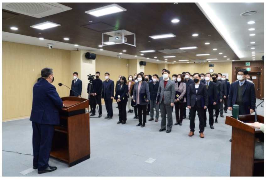 김인호 서울시의회 의장이 시의회 소속 5급 공무원에게 25일 임명장을 수여하고 있다. [시의회 제공]