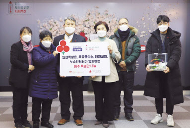 인천 만석동 등 쪽방 주민들이 폐지와 고철을 팔아 모은돈을 사랑의열매에 기부하고 있다.