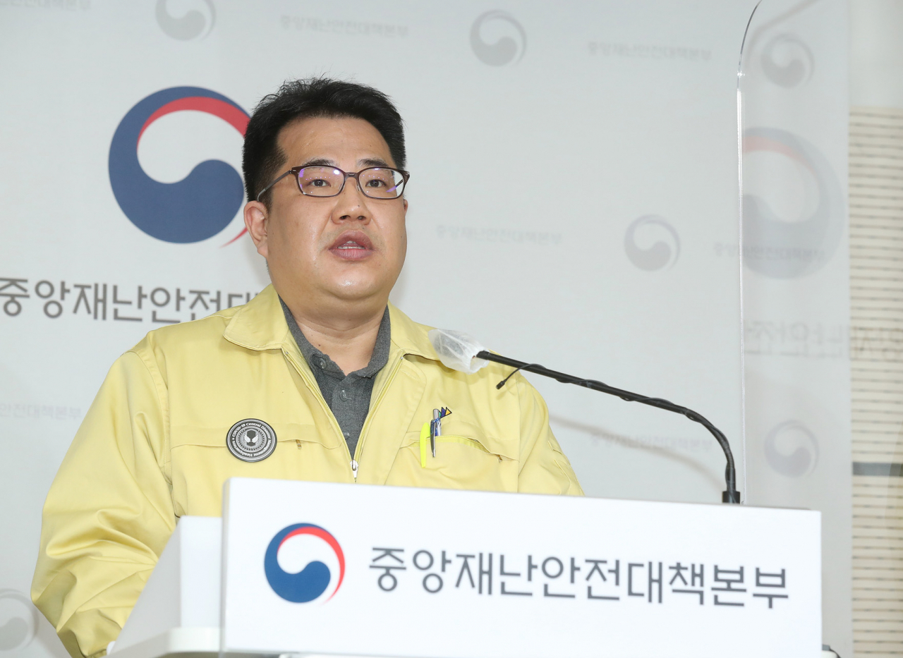 손영래 중앙사고수습본부 사회전략반장이 26일 정부세종청사에서 코로나19 중앙재난안전대책본부 비대면 정례브리핑을 하고 있다. [연합]
