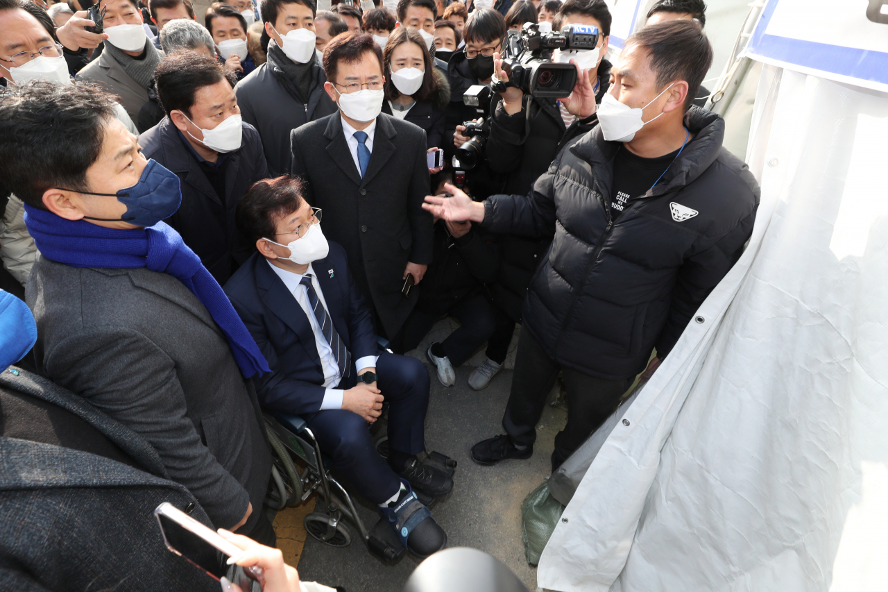 송영길 더불어민주당 대표가 26일 오전 광주 서구 화정아이파크 붕괴현장을 찾아 피해자 가족협의회와 면담을 시도했으나 가족 측 거부로 천막에 들어가지 못하고 있다. [연합]