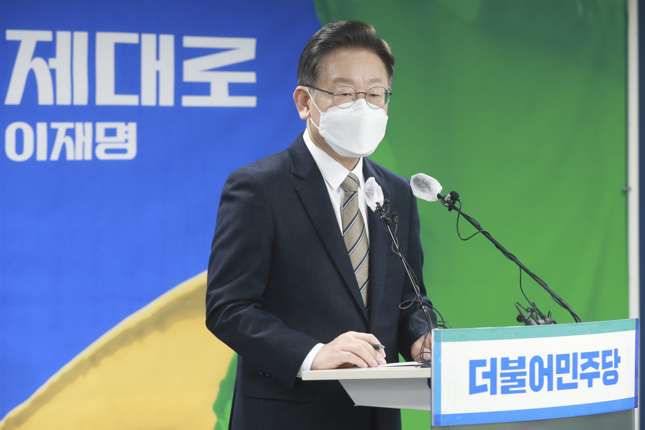 이재명 더불어민주당 대선 후보가 26일 오전 서울 여의도 당사에서 기자회견을 열고 정치혁신 구상을 발표하고 있다. [연합]
