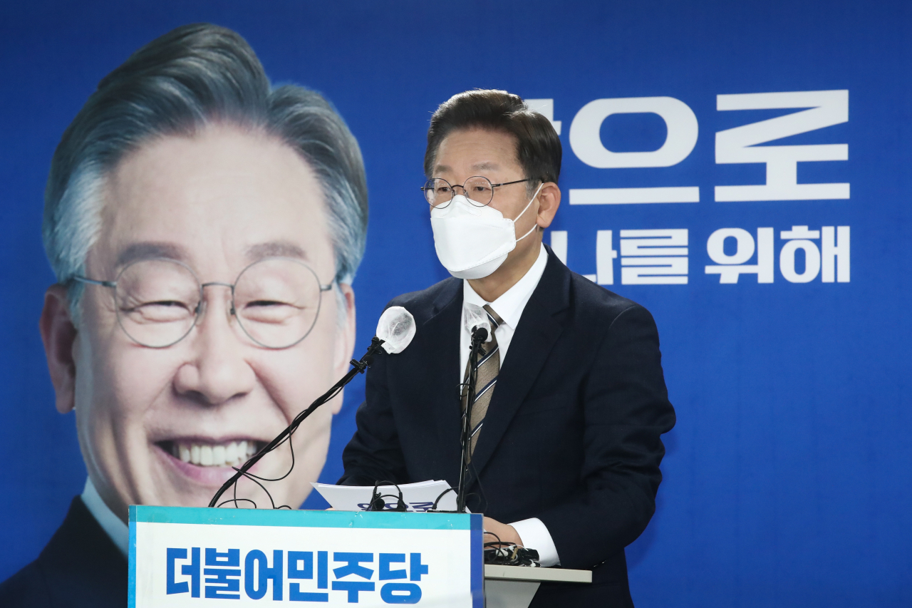 이재명 더불어민주당 대선후보가 지난 26일 오전 서울 여의도 중앙당사에서 기자회견을 열고 정치혁신 구상을 발표하고 있다. [이상섭 기자◆]