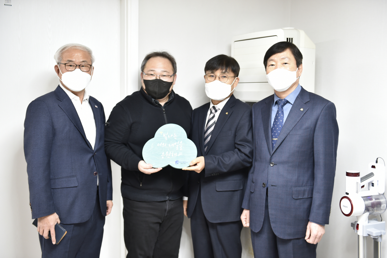 25일 성남시 작은사랑의집 개소식에서 새마을금고 및 한국사회복지협의회 관계자들이 기념촬영 하고 있다. 사진 왼쪽부터 김홍중 사무총장, 표완근 시설장, 박도형 사회공헌금융부문장, 황규덕 성남동부새마을금고 이사장.[새마을금고중앙회 제공]