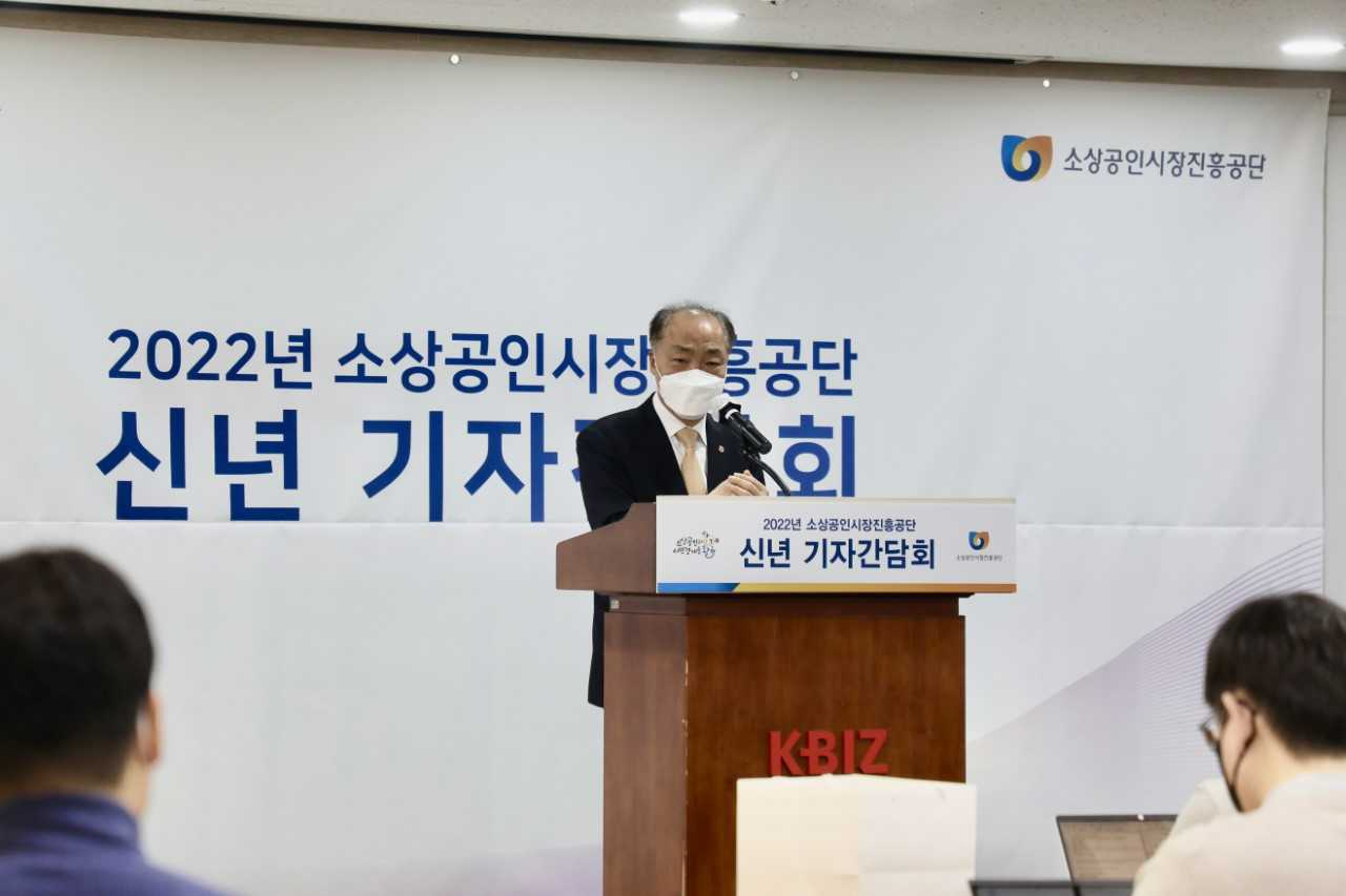 조봉환 소상공인시장진흥공단 이사장이 26일 여의도 중소기업중앙회에서 열린 기자간담회에서 직접대출 확대 등 소상공인 경영 정상화를 위한 올해 사업계획을 설명하고 있다.[소상공인시장진흥공단 제공]