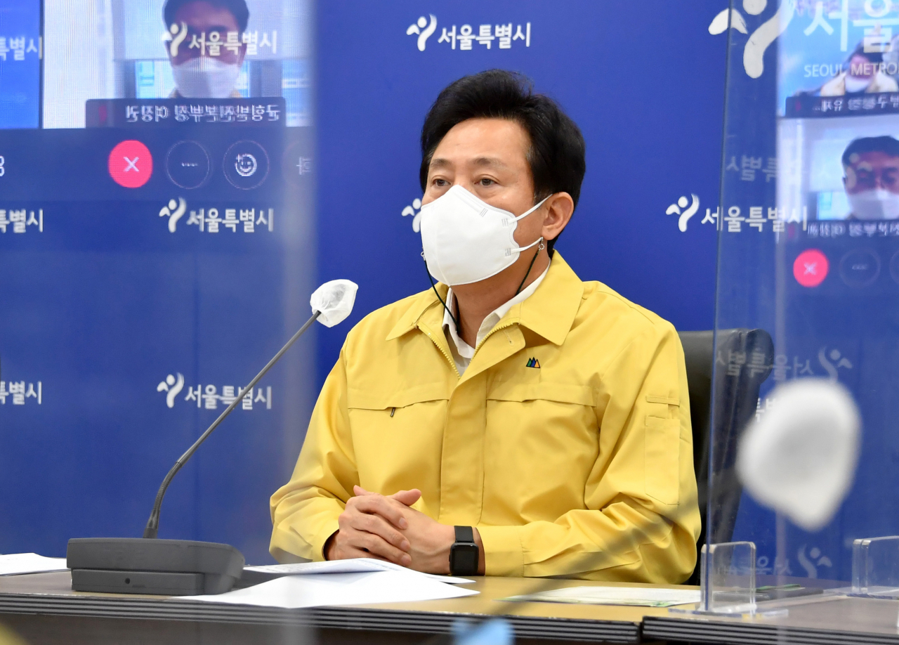 전국 1090개 시민단체와 주민 모임으로 결성된 ‘퇴행적인 오세훈 서울시정 정상화를 위한 시민행동’(오!시민행동)은 26일 오세훈 서울시장을 명예훼손으로 고발하고 서울시 행정에 대해 감사원에 공익감사를 청구했다. 이에 서울시는 즉각 해명자료를 내고 “각종 증빙자료 등을 통해 소송 과정에서 적극 다툴 예정”이라고 응했다. 사진은 오세훈 서울시장이 21일 시청 영상회의실에서 열린 '중대재해처벌법 관련 준비사항 점검 회의'에서 발언하고 있는 모습. [서울시 제공]