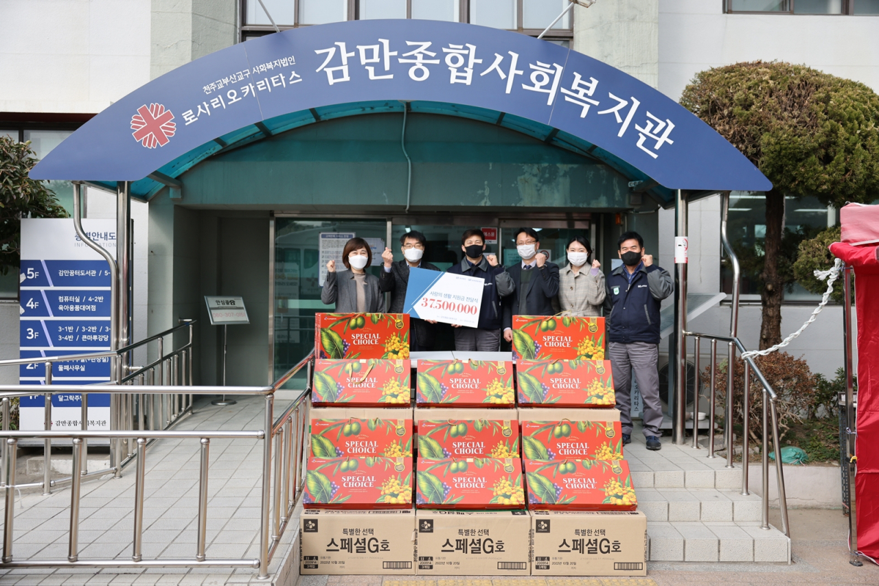 부산 감만종합사회복지관에서 열린 제29회 명절 생활지원금 전달식에서 관계자들이 기념사진을 촬영하고 있다. [송원문화재단 제공]