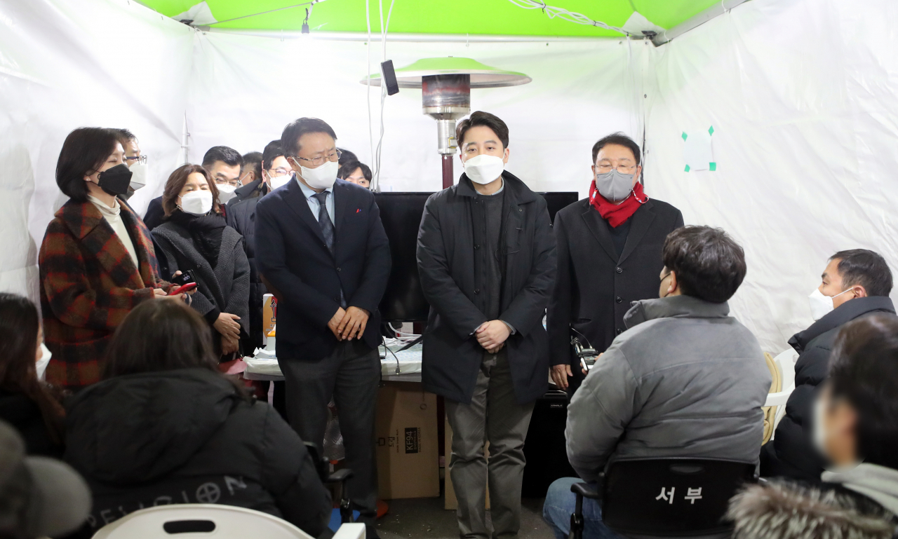 지난 25일 오후 광주 서구 화정아이파크 붕괴 현장에서 이준석 국민의힘 대표가 실종자 가족들을 만나고 있다. [연합]