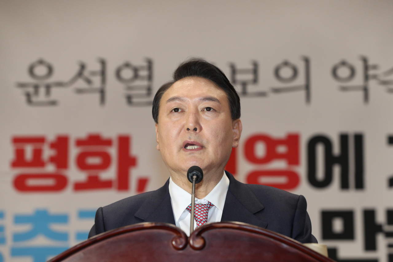 윤석열 국민의힘 대선 후보가 26일 오전 국회 의원회관에서 중앙선대본부 글로벌비전위원회 주최로 열린 '자유·평화·번영에 기여하는 글로벌 중추국가' 정책 토론회에서 인사말을 하고 있다. [헤럴드경제=이상섭 기자]