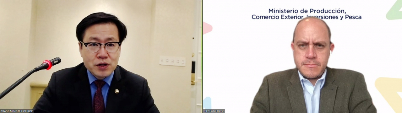 여한구 산업통상자원부 통상교섭본부장이 25일(현지시간) 미국 워싱턴에서 훌리오 호세 프로도(Julio Jose Prodo) 에콰도르 생산통상투자수산부장관과 화상회담을 진행하고 있다. [산업통상자원부 제공]