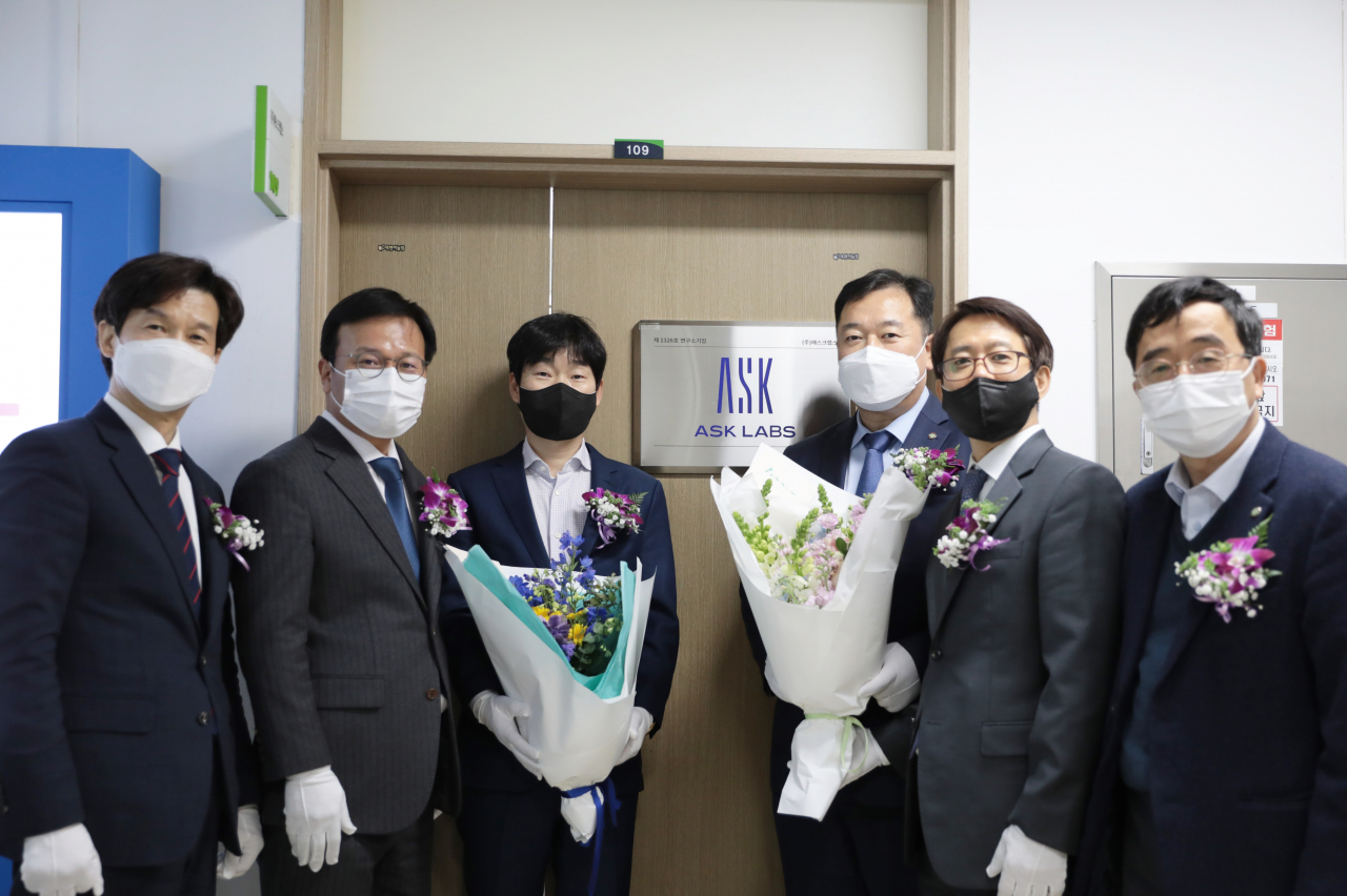 연구소기업 에스크랩스 현판식에서 안중현(왼쪽 세번째) 에스크랩스 대표와 김장성(왼쪽 네번째) 한국생명공학연구원장 등이 기념촬영을 하고 있다.[리만코리아 제공]