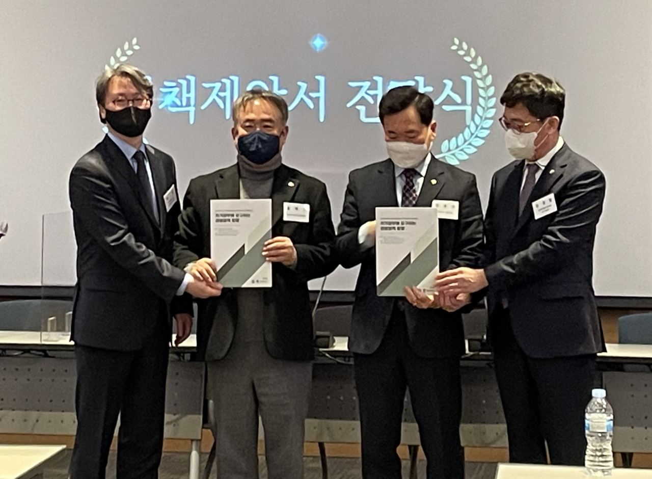 관광 분야 학계, 산업계 대표가 25일 오후 민주당, 국민의힘 관광분야 공약 담당자들에게 정책제안서를 전하고 있다.