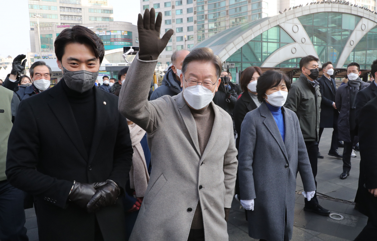 더불어민주당 이재명 대선후보가 26일 고양시 덕양구 화정역 문화광장에서 이동하며 시민에게 인사하고 있다. [연합]
