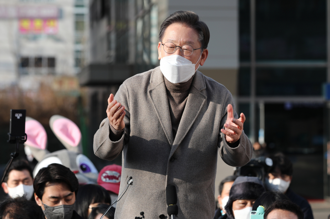 더불어민주당 이재명 대선 후보가 26일 오후 경기 파주시 금촌역 광장에서 지지를 호소하는 연설을 하고 있다.[연합]