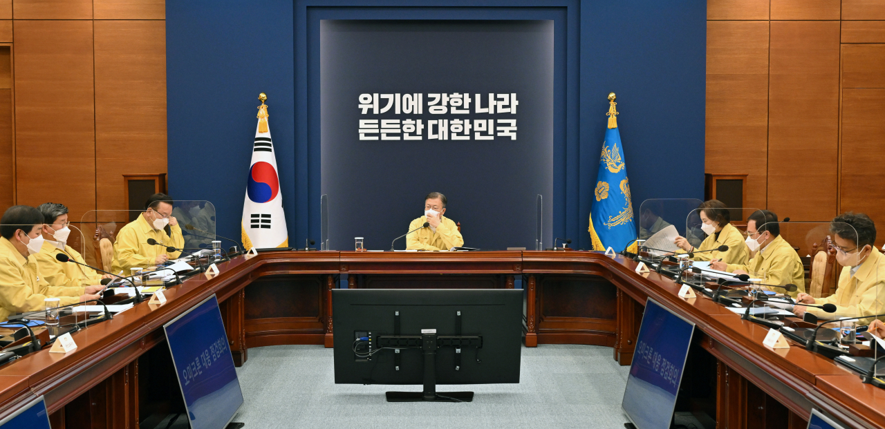 문재인 대통령이 26일 오후 청와대 여민관 영상회의실에서 열린 오미크론 대응 점검회의에서 구윤철 국무조정실장으로부터 보고 받고 있다. 연합뉴스