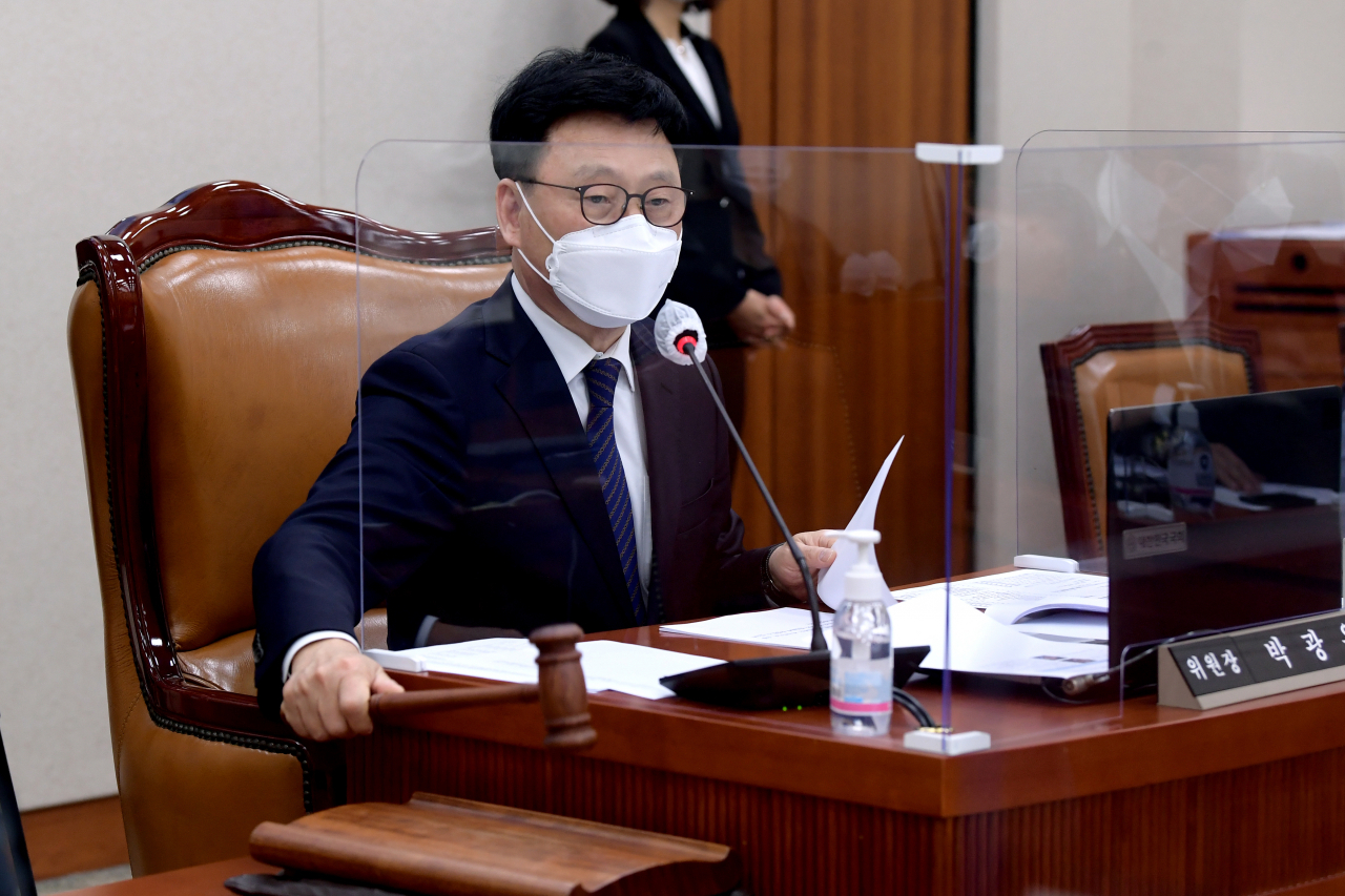박광온 더불어민주당 법제사법위원장이 지난달 30일 서울 여의도 국회에서 열린 법제사법위원회 전체회의에서 의사봉을 두드리고 있다. [연합]