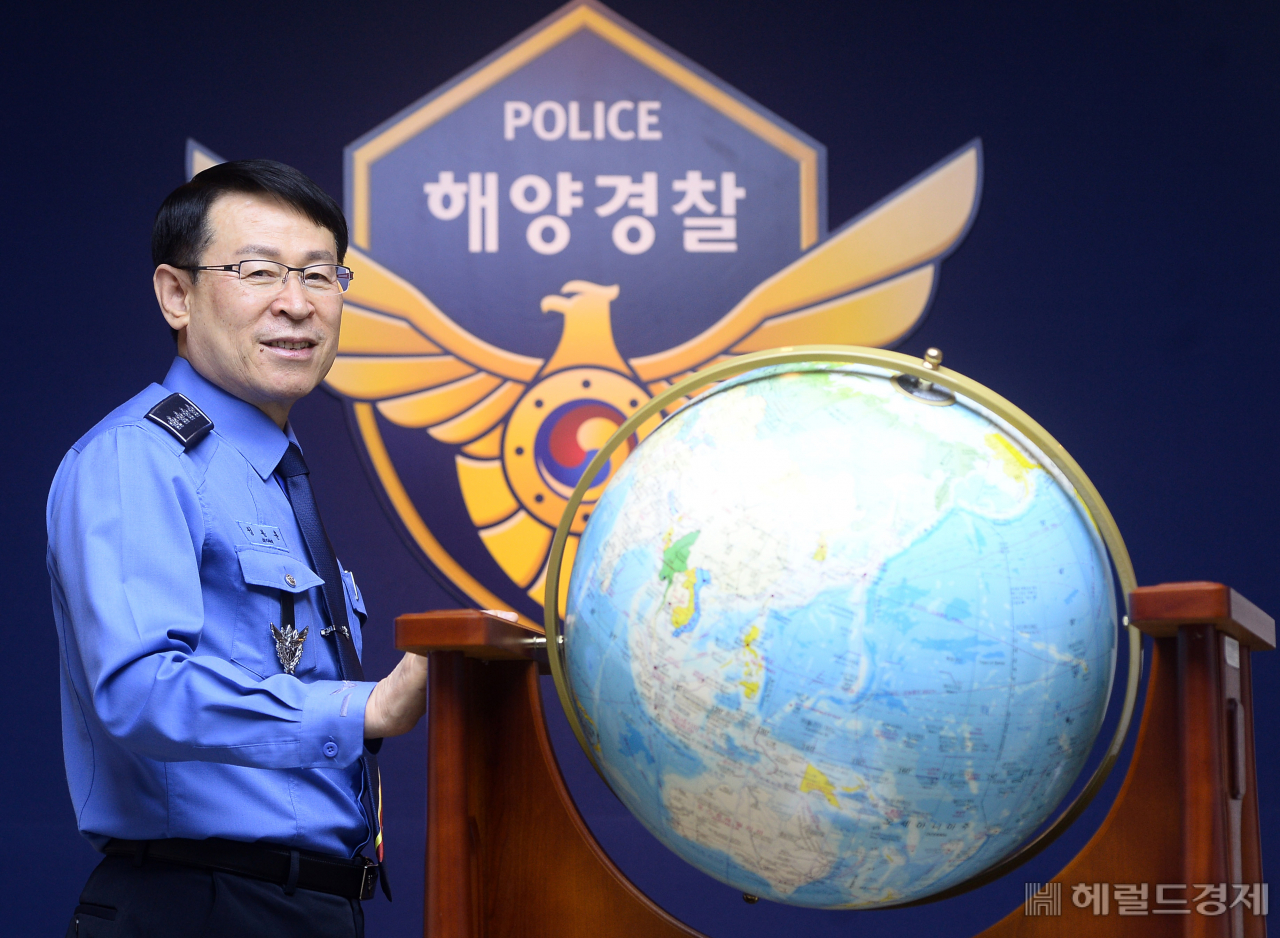 정봉훈 해양경찰청장은 지난 25일 헤럴드경제와 인터뷰에서 해상경비 플랫폼 역할을 하는 ‘드론 모함’과 해경 위성센터를 도입하겠다고 밝혔다. 정 청장이 인천 연수구 해양경찰청 내 청장실에 있는 지구본 앞에 서 있다. 이상섭 기자