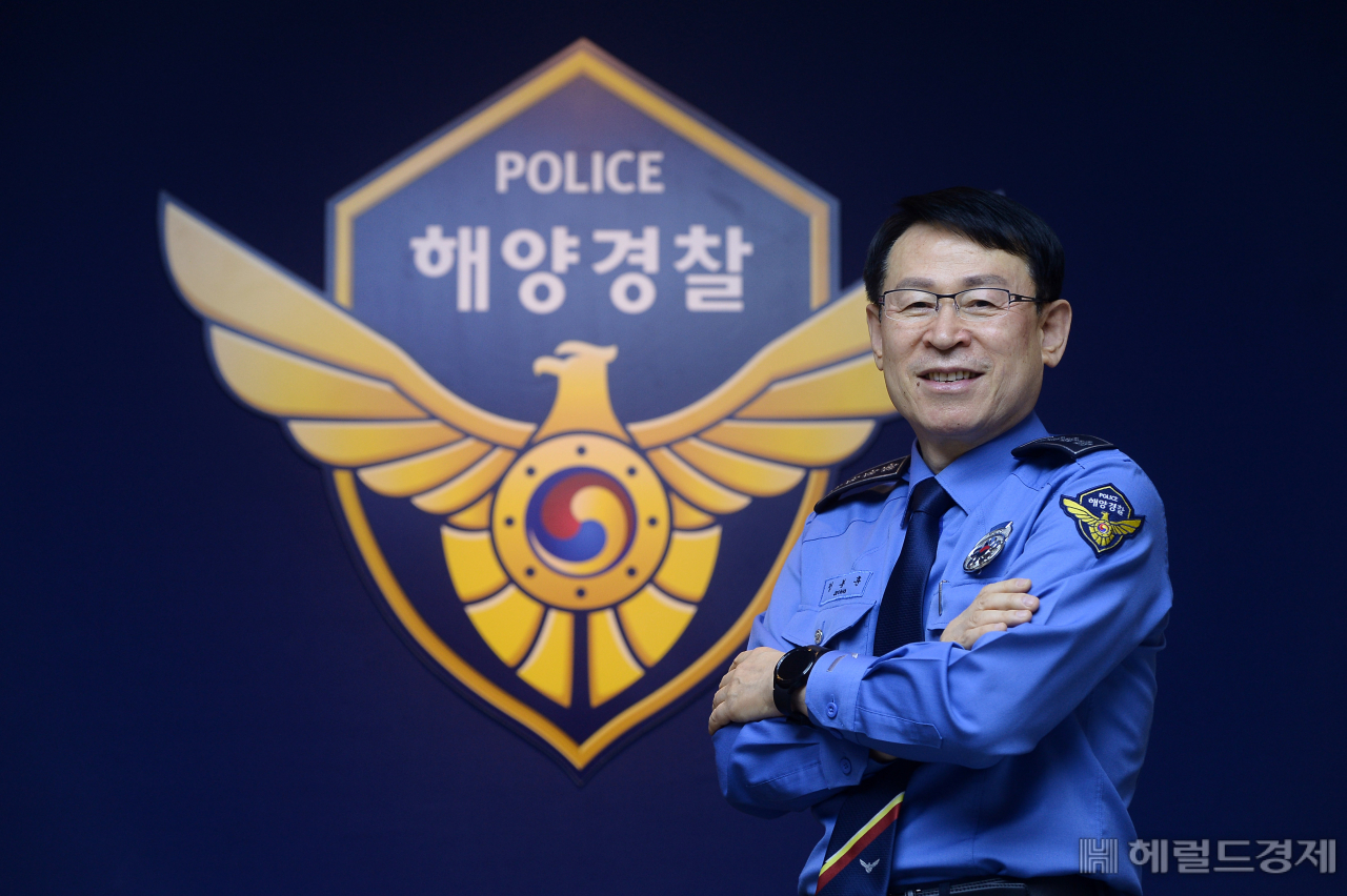 지난 25일 오후 인천 연수구 해양경찰청에서 만난 정봉훈 해양경찰청장은 응급환자를 실시간으로 육상 의료기관과 연결해 응급조치를 하고 병원까지 후송할 수 있는 ‘닥터 경비함정’을 브랜드화해 국민을 위한 해경 활동을 강화하겠다고 말했다. 정 청장이 해경 로고 앞에서 인터뷰 도중 촬영을 하고 있다. 이상섭 기자