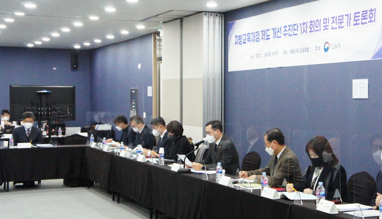 정종철 교육부 차관(오른쪽 세번째)이 지난 24일 세종시티 오송호텔에서 열린 지방 교육재정 제도개선 추진단 발족 및 전문가 토론회에서 발언하고 있다. [교육부]