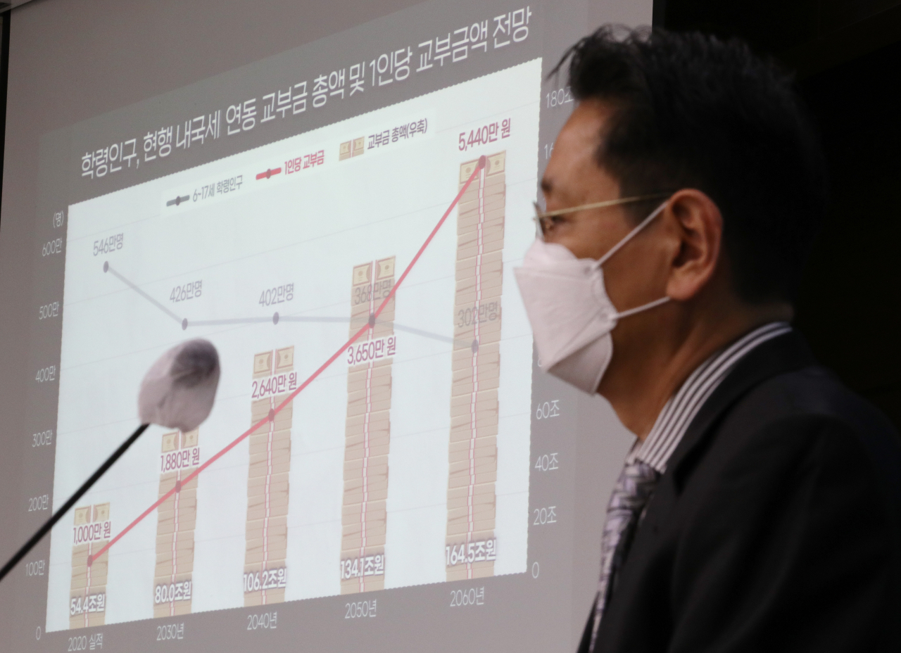 김학수 한국개발연구원(KDI) 재정사회정책연구부장이 지난해 12월29일 오전 세종시 정부세종청사에서 KDI포커스 '지방교육재정교부금, 왜 그리고 어떻게 고쳐야 하나?' 발표에 앞서 영상을 게시하고 있다. [연합]