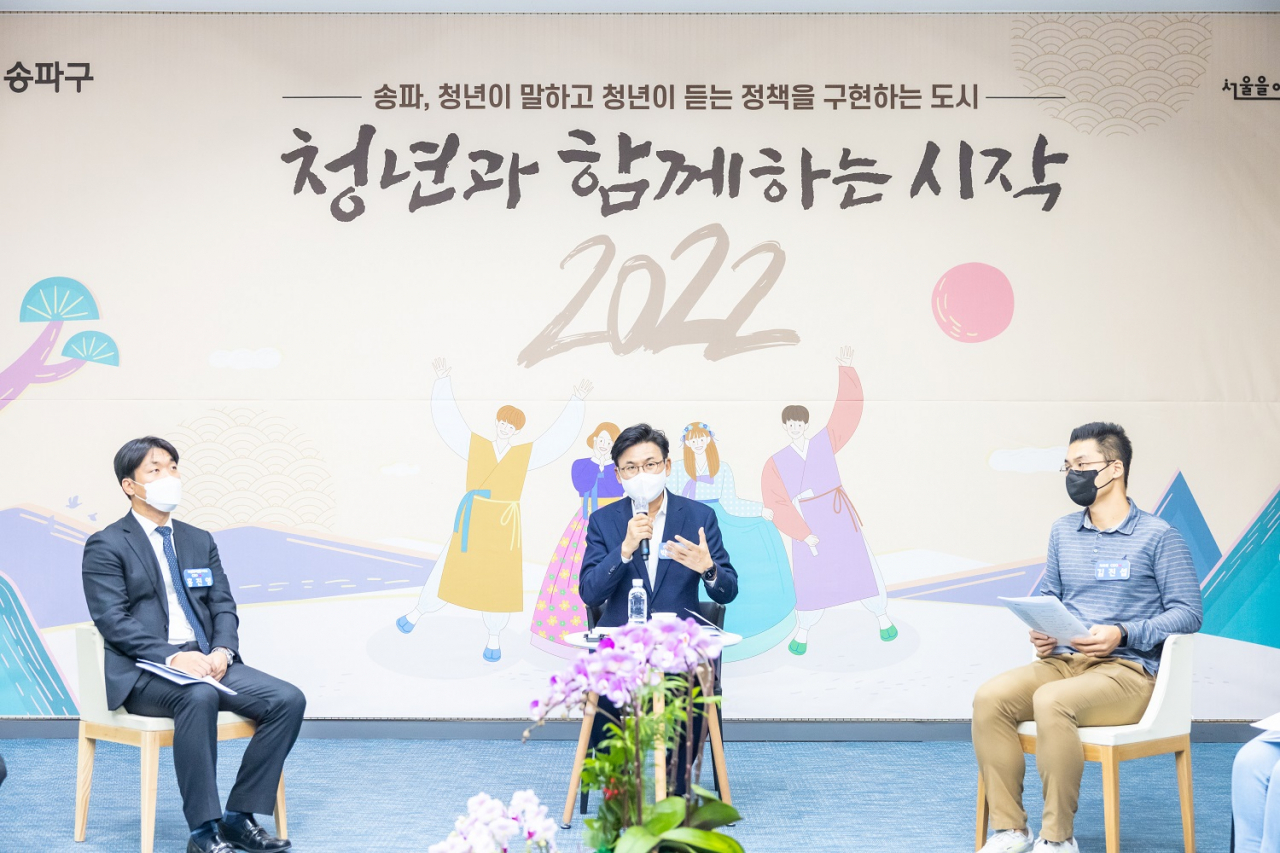 서울 송파구가 청년을 인턴 사원으로 채용할 경우 인건비를 지원하는 ‘중소기업 청년취업인턴제’ 참여 기업을 모집한다고 27일 밝혔다. 사진은 지난 7일 문정비즈밸리 일자리허브센터에서 열린 청년 일자리 간담회에서 청년과 만난 박성수 송파구청장(가운데)의 모습. [송파구 제공]