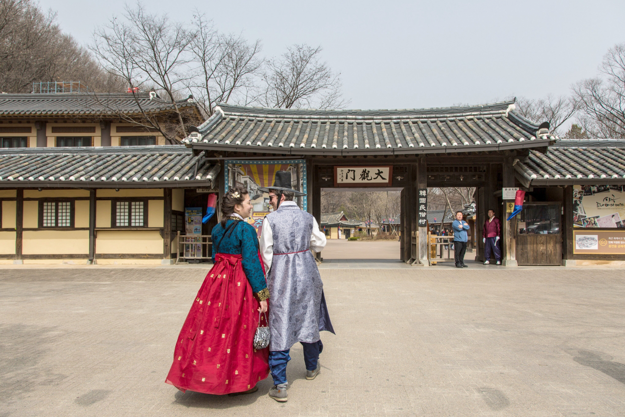 청바지에 한복입은 주한 외국인 커플의 한국민속촌 탐방