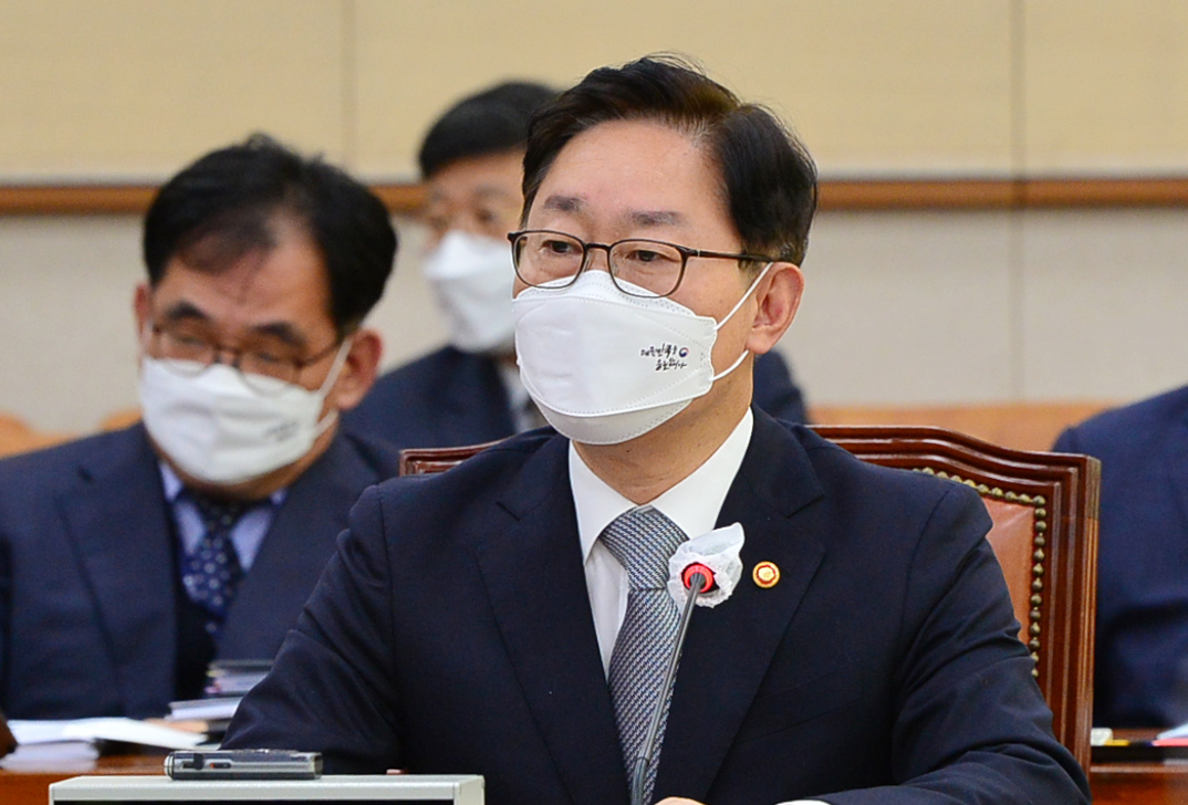 박범계 법무부 장관이 26일 오전 국회에서 열린 법제사법위원회 전체회의에 출석해 의원들의 질의에 답변하고 있다. [연합]