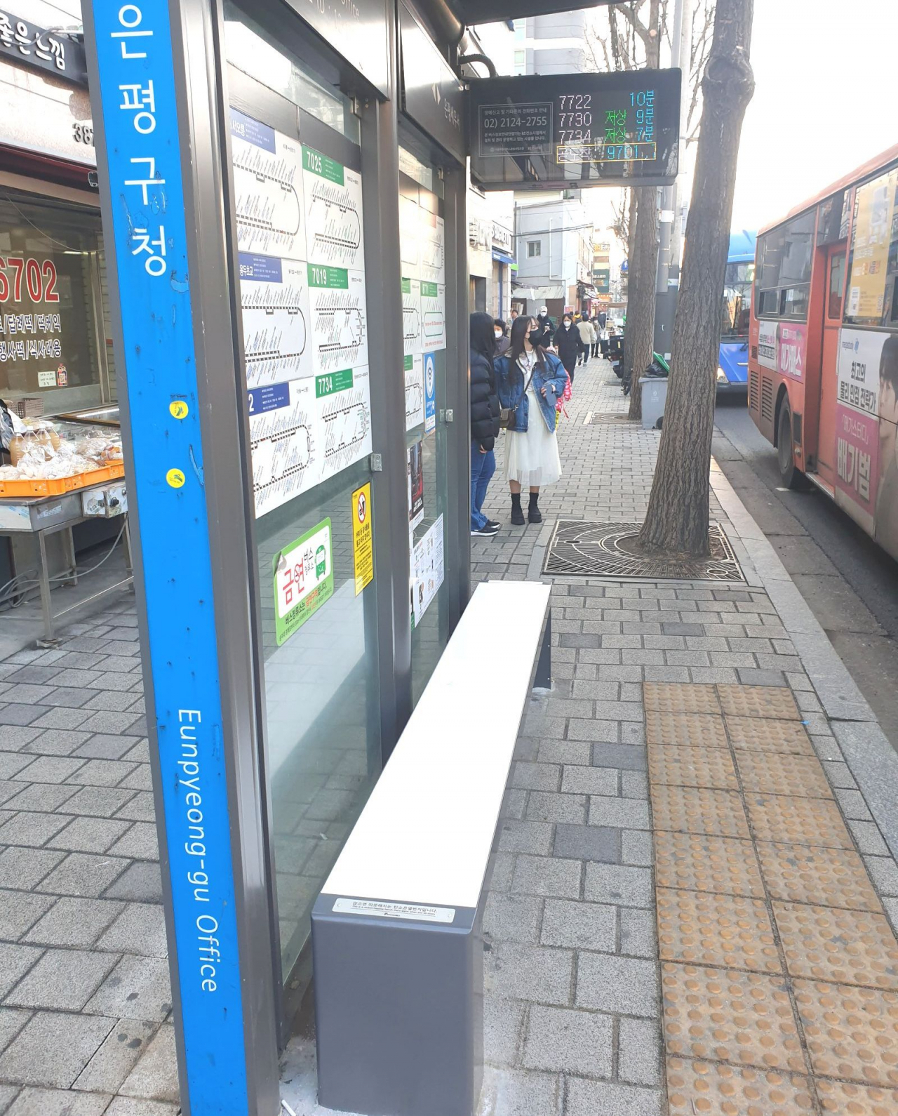 서울 은평구에 설치된 버스정류장 온열의자의 모습. [은평구 제공]