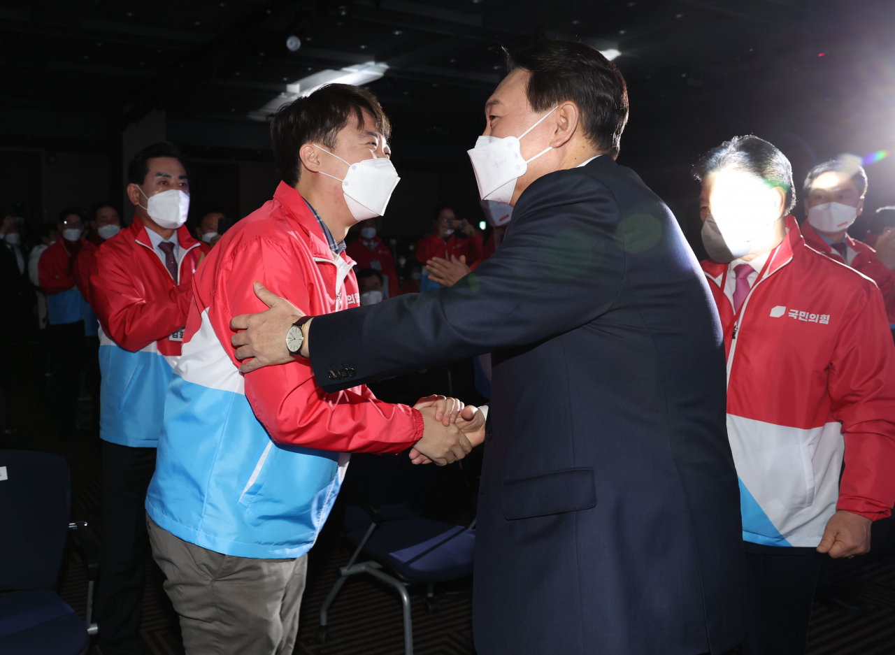 윤석열 국민의힘 대선 후보가 26일 오후 서울 영등포구 중소기업중앙회에서 열린 국민의힘 국회의원·원외당협위원장 필승결의대회에 참석하며 이준석 대표와 포옹하고 있다. [국회 사진기자단]