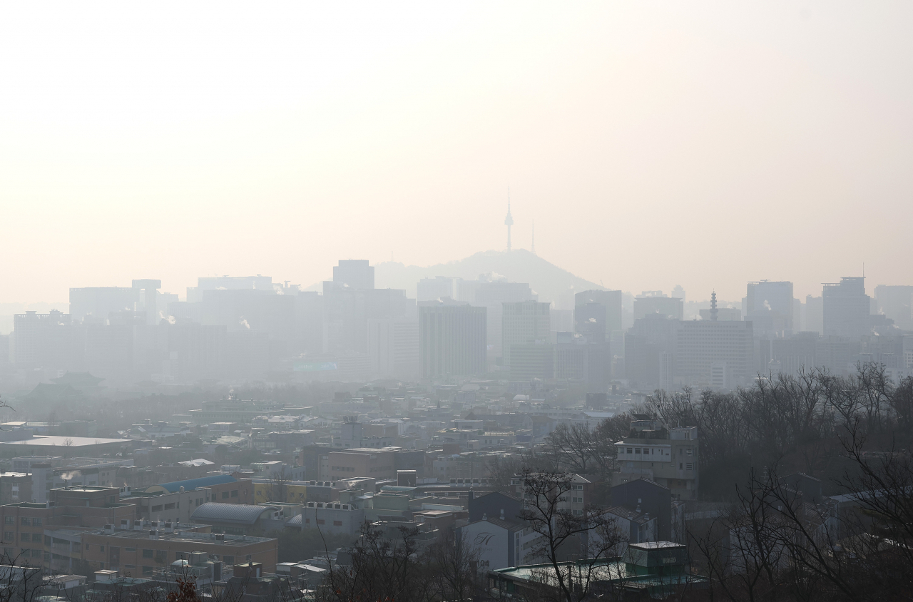 수도권의 초미세먼지 농도가 ‘나쁨’ 수준을 보인 지난 26일 오전 서울 도심이 뿌옇게 보이고 있다. [연합]
