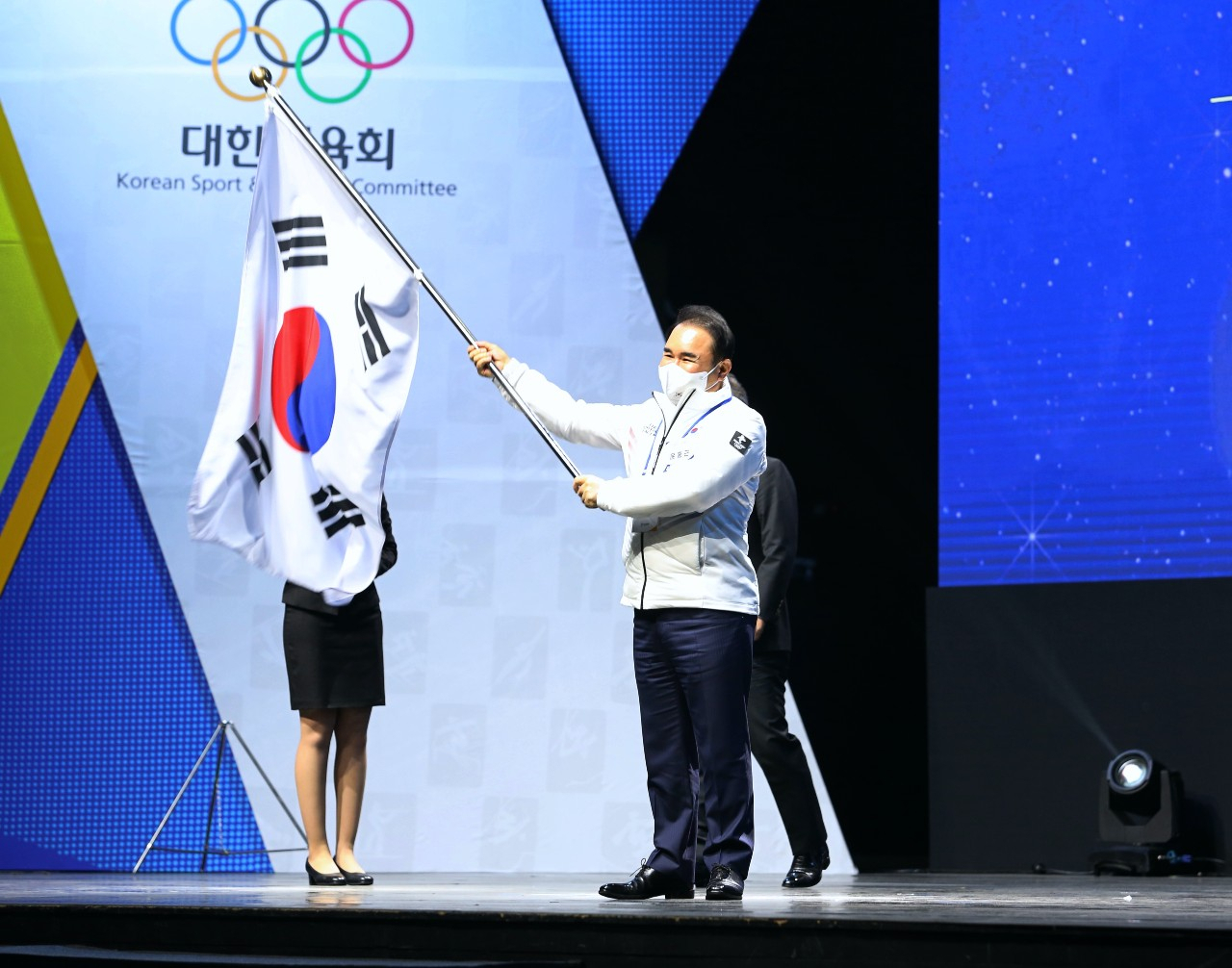 지난 25일 서울시 송파구 올림픽공원 올림픽홀에서 열린 2022 베이징 동계올림픽 대한민국 선수단 결단식에서 윤홍근 대한민국 선수단장 및 대한빙상경기연맹 회장이 태극기를 흔들고 있다. [제너시스 비비큐 그룹 제공]