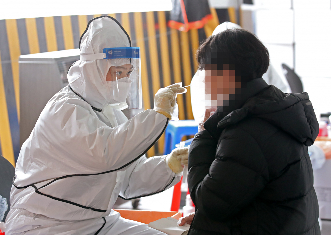 광주 북구보건소 선별진료소 의료진이 코로나19 검체 채취하고 있다. [연합]