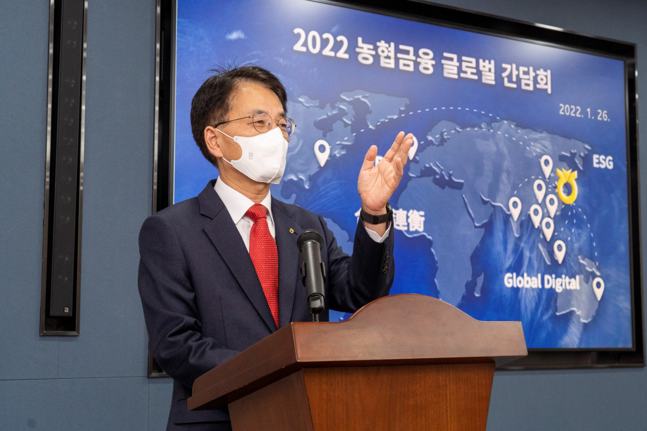 농협금융은 26일 손병환 회장이 올해 첫 현장경영으로 해외점포장과의 신년 간담회를 개최했다고 밝혔다. 손병환 농협금융 회장이 회의를 주재하고 있다