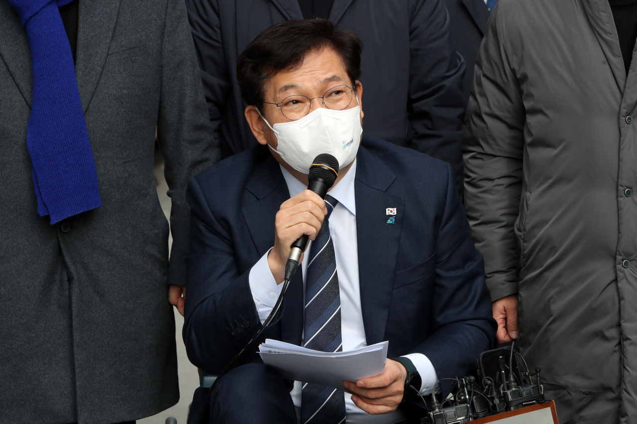 송영길 더불어민주당 대표가 지난 26일 오전 광주 서구 화정아이파크 붕괴사고 현장을 찾아 범정부 중앙사고수습본부와 면담한 뒤 입장을 발표하고 있다. [연합]