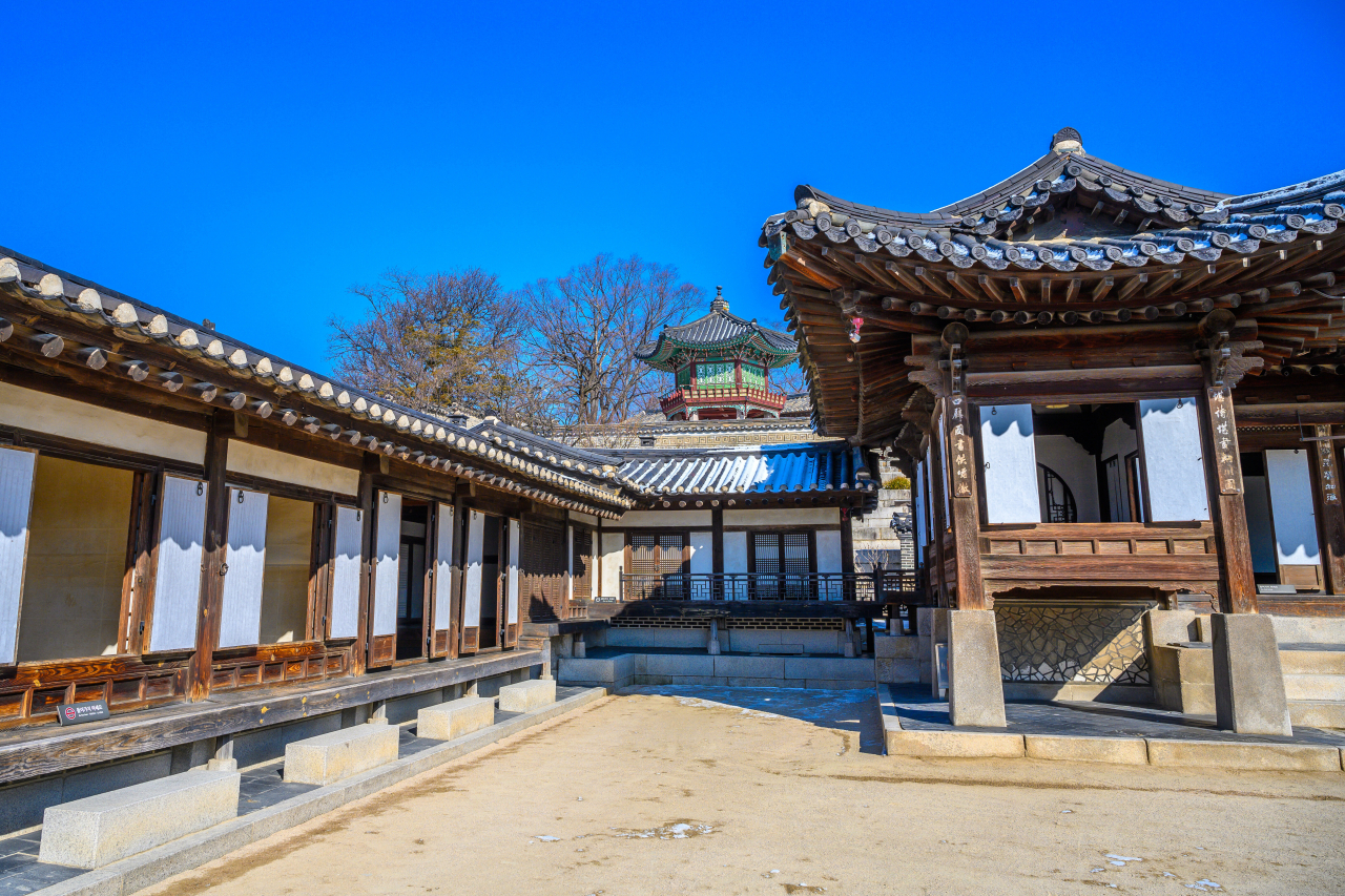 창덕궁 희정당에 가면, 단청하지 않은 전각이 주는 소박함을 궁궐에서 느낄수 있어 신선하다.