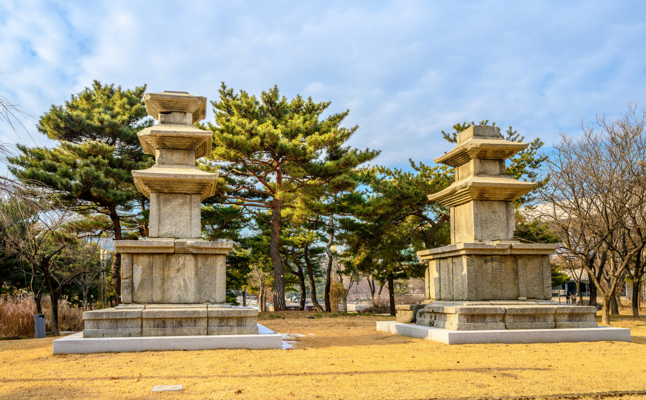 김천 금오산 갈항사 탑이 귀하다 보니, 국립중앙박물관 야외정원으로 옮겼다.