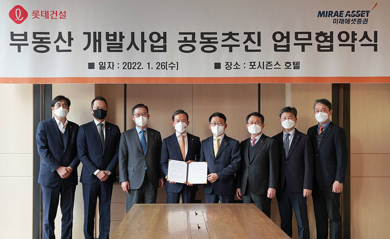 롯데건설 대표이사 하석주 사장(왼쪽에서 다섯번째)과 미래에셋증권 대표이사 최현만 회장(왼쪽에서 네번째)이 업무 협약을 체결했다.[롯데건설 제공]